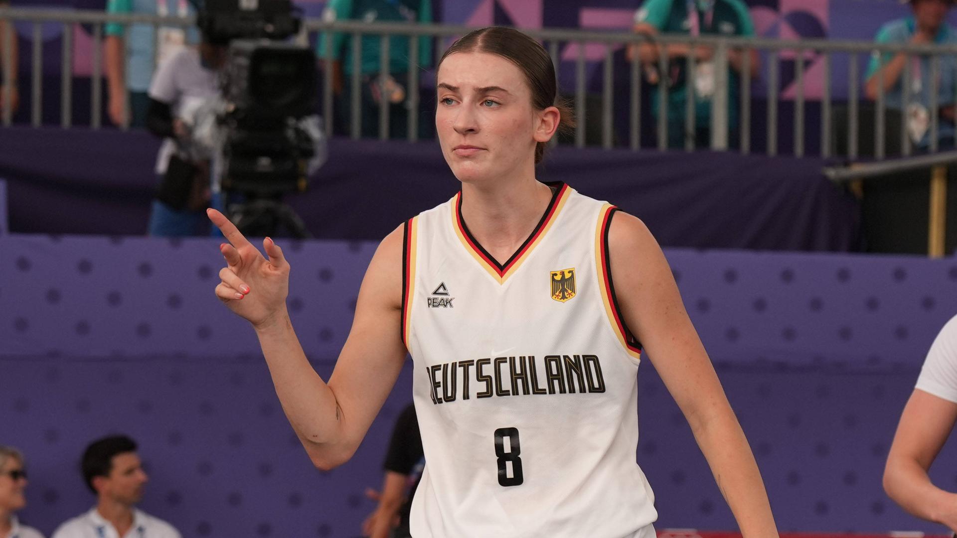 Die Basketballerin Elisa Mevius im Deutschlandtrikot während eines Spiels. Die Basketballerin Elisa Mevius im Deutschlandtrikot während eines Spiels.