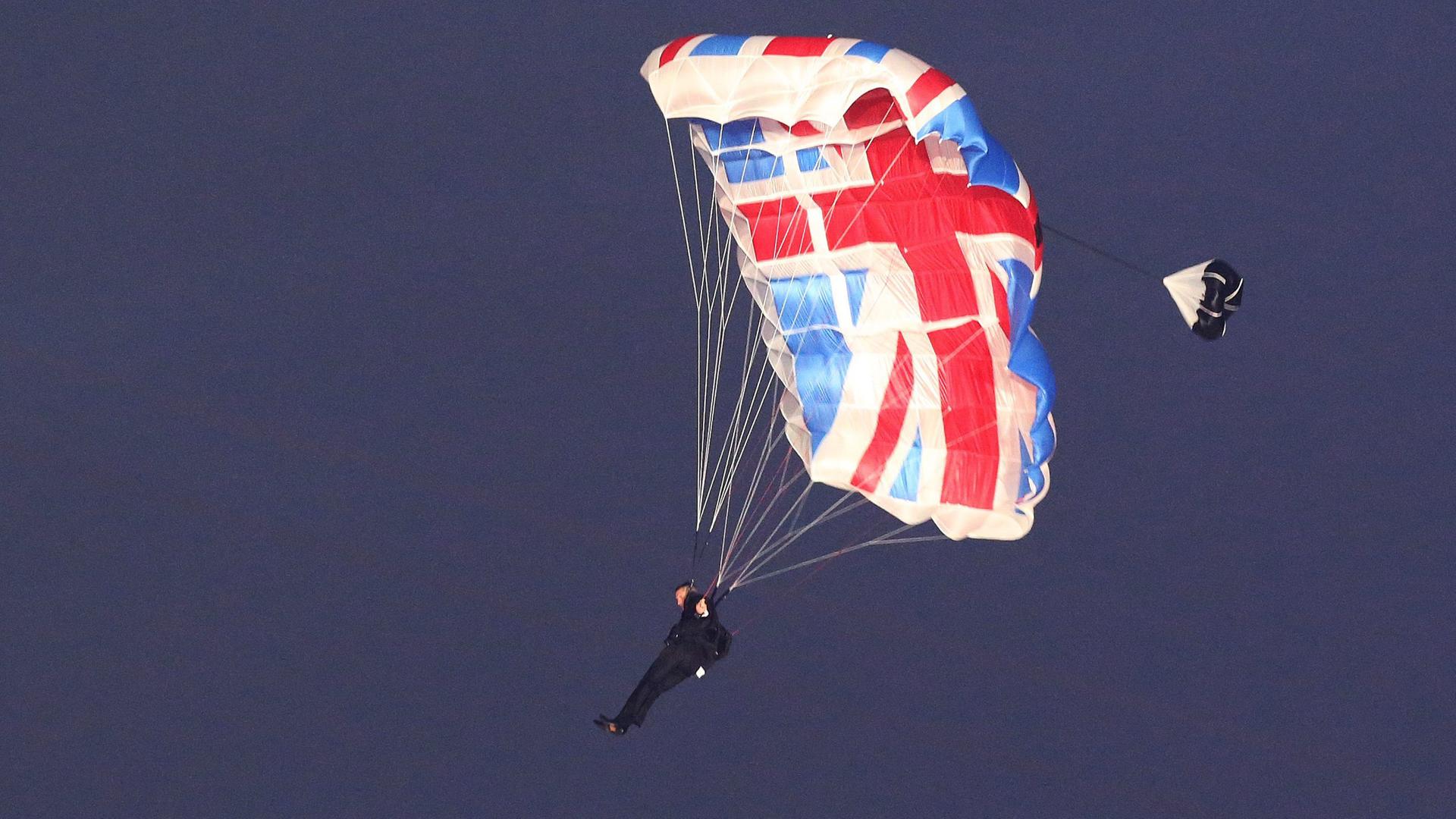Ein Mann hängt an einem Fallschirm mit dem "Union Jack", der britischen Flagge.