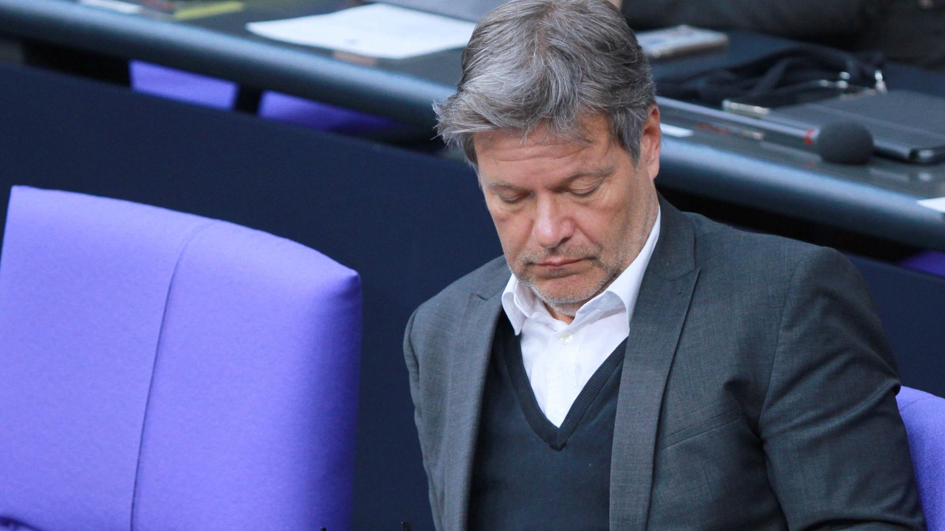 Robert Habeck sitzt mit gesenktem Blick im Bundestag