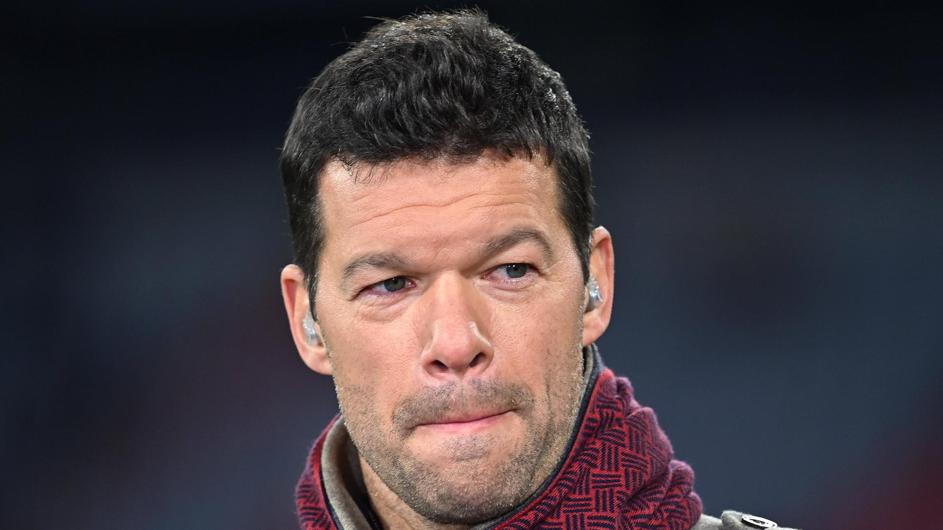 Zu sehen ist der frühere Fußballer Michael Ballack. Er schaut nach links in die Kamera.