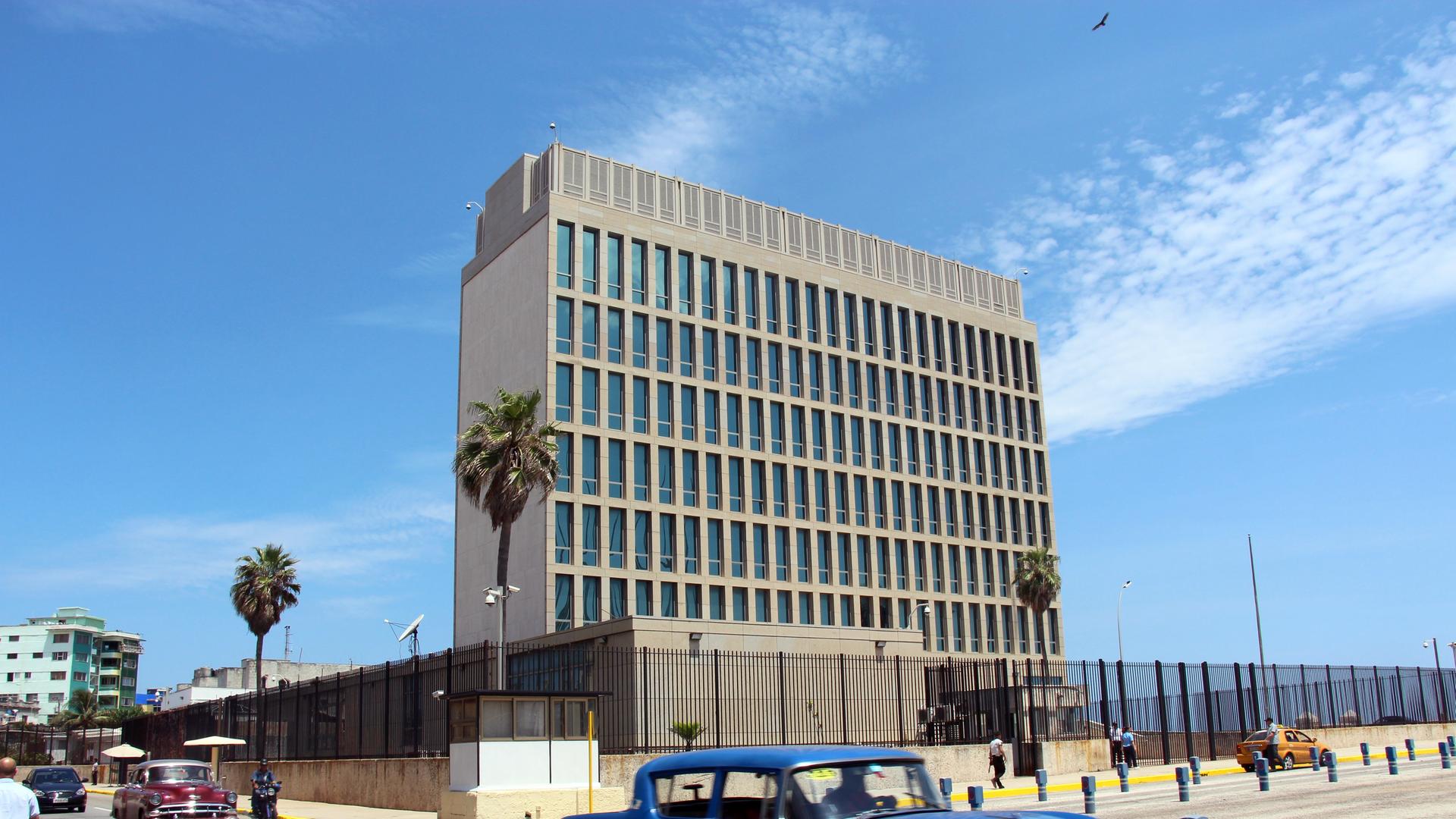 Die bisherige US-Interessenvertretung in Havanna, die ab 20.07.2015 US-Botschaft ist, am 17.07.2015. Foto: Isaac Risco/dpa (zur Berichterstattung über die offiziellen Aufnahme der diplomatischen Beziehungen zwischen den USA und Kuba vom 19.07.2015) ++ Die bisherige US-Interessenvertretung in Havanna, die ab 20.07.2015 US-Botschaft ist, am 17.07.2015. Foto: Isaac Risco/dpa (zur Berichterstattung über die offiziellen Aufnahme der diplomatischen Beziehungen zwischen den USA und Kuba vom 19.07.2015) ++