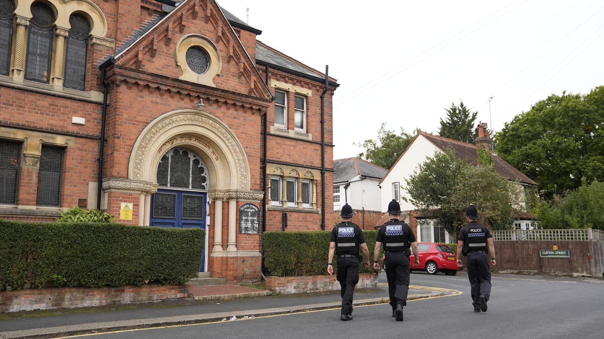 Die Synagoge von Manchesterr, davor britische Polizeibeamte. 