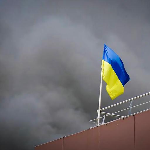 Ukraine, Dnipro: Auf diesem von der Regionalverwaltung Dnipropetrowsk veröffentlichten Foto weht die ukrainische Flagge, während nach einem russischen Raketenangriff Rauch aufsteigt. 