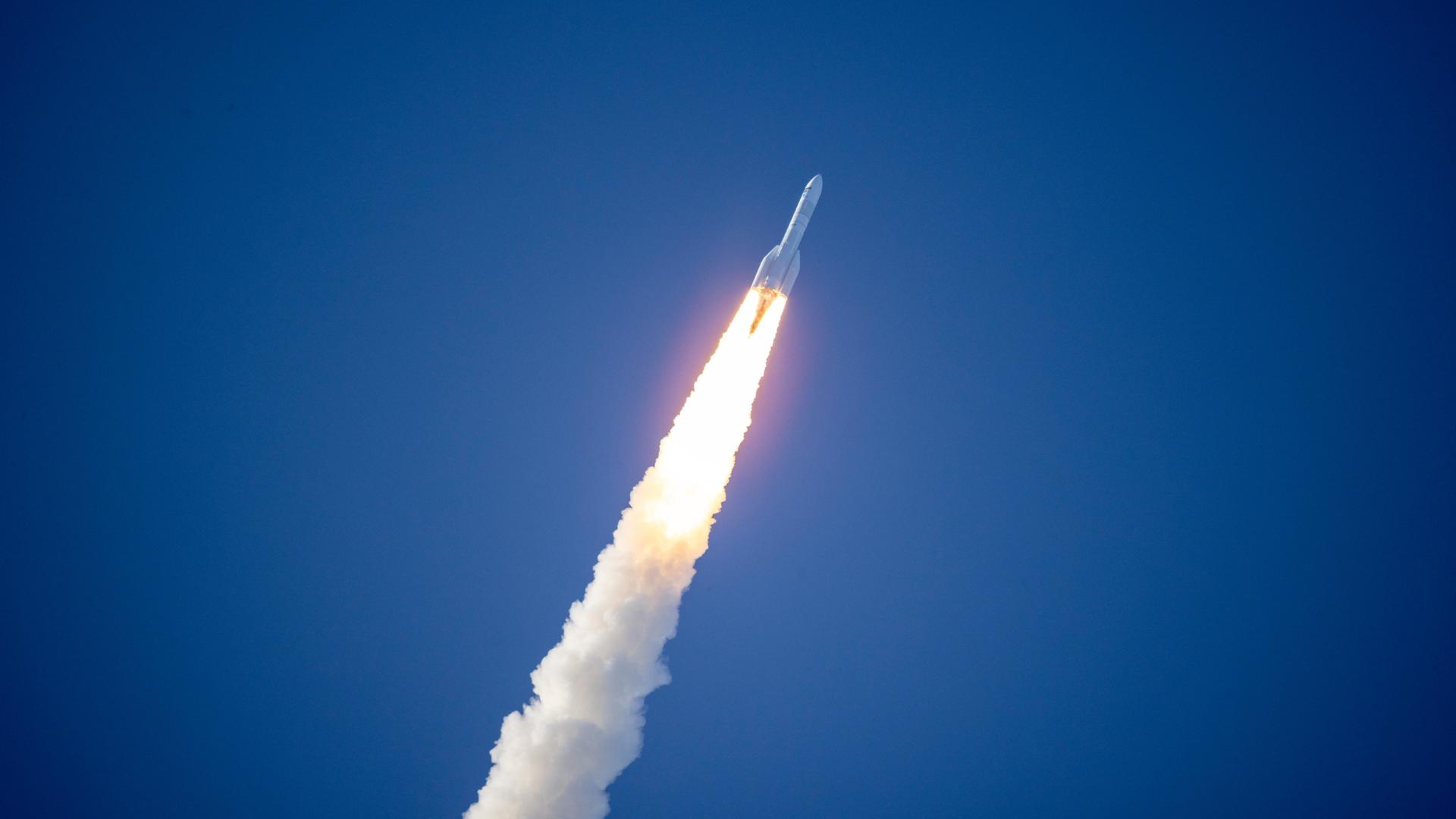 Eine Ariane-6-Rakete startet. 