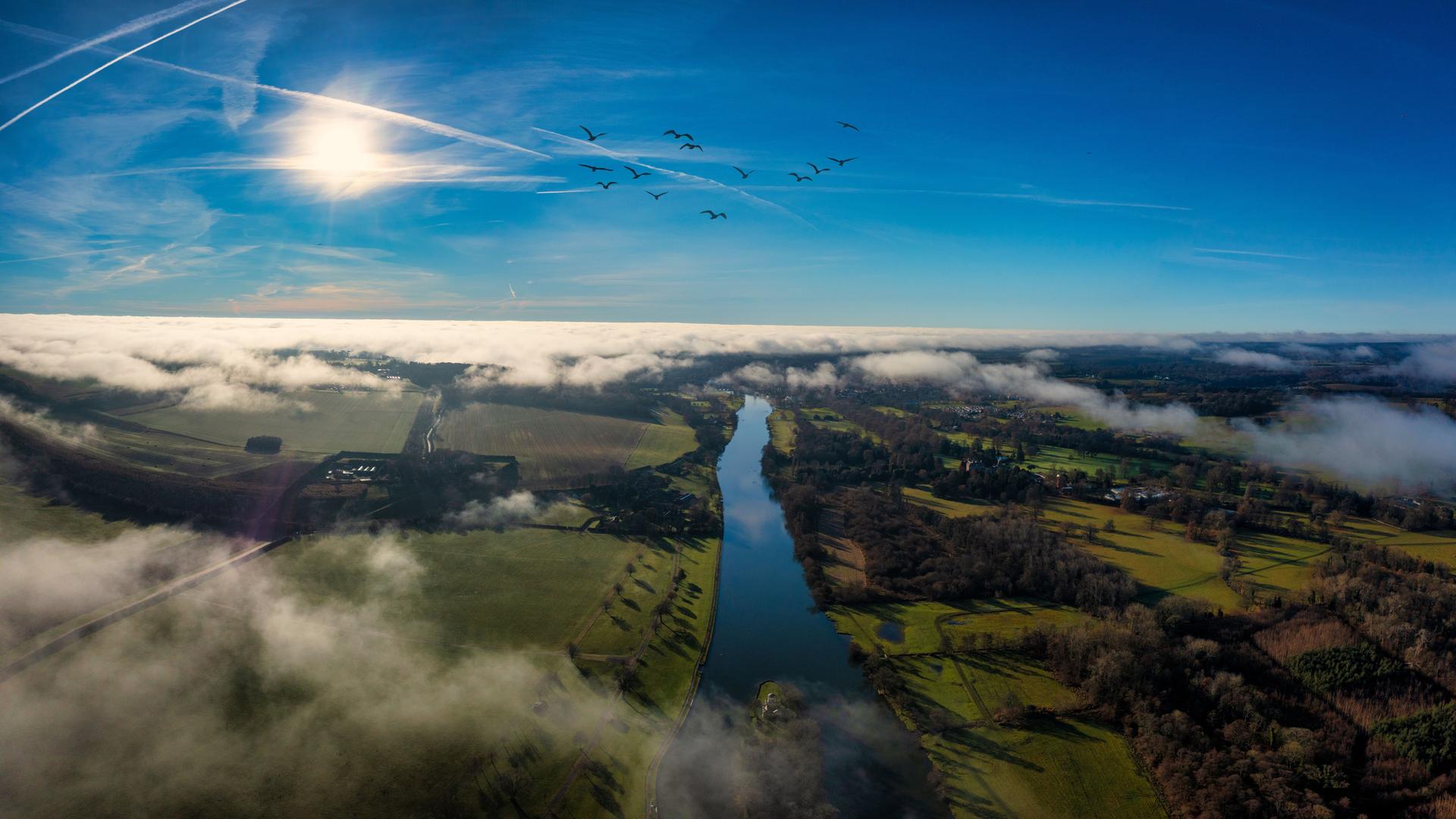 Ein Luftbild der Stadt Henley-on-Thames umgeben von grünen Feldern und Wasser. Ein Luftbild der Stadt Henley-on-Thames umgeben von grünen Feldern und Wasser.