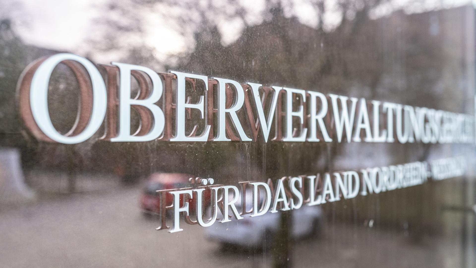 Am Gebäude vom Oberverwaltungsgericht (OVG) steht der Schriftzug "Oberverwaltungsgericht für das Land Nordrhein-Westfalen". Am Gebäude vom Oberverwaltungsgericht (OVG) steht der Schriftzug "Oberverwaltungsgericht für das Land Nordrhein-Westfalen".
