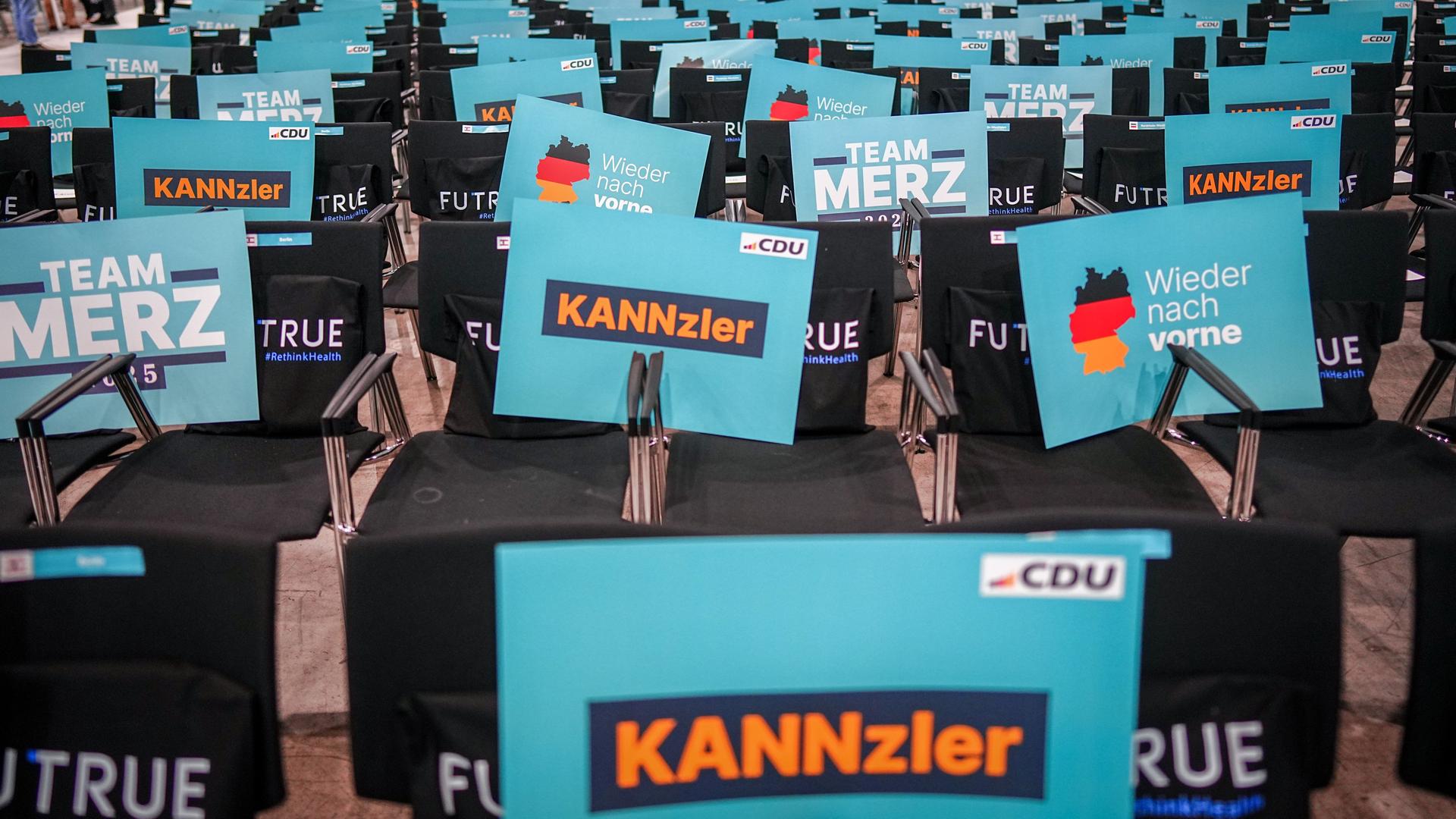 Plakate mit der Aufschrift "Kannzler", mit zwei N, liegen beim Bundesparteitag der CDU auf den Stühlen der Delegierten. 