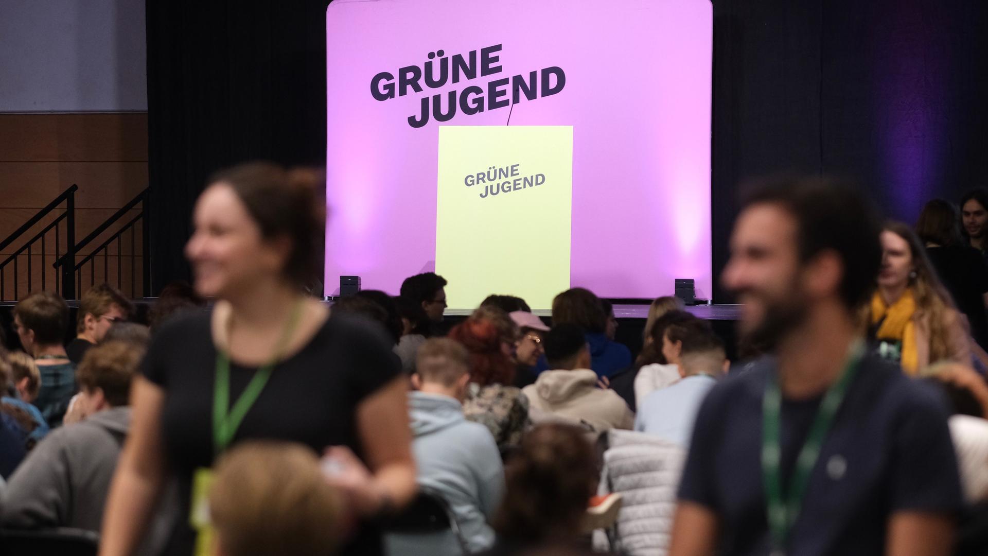 Delegierte des Bundeskongresses der Grünen Jugend sind in Leipzig zusammengekommen. Sie stehen und sitzen vor der Bühne. Bei der dreitägigen Versammlung soll unter anderem ein neuer Vorstand gewählt werden.