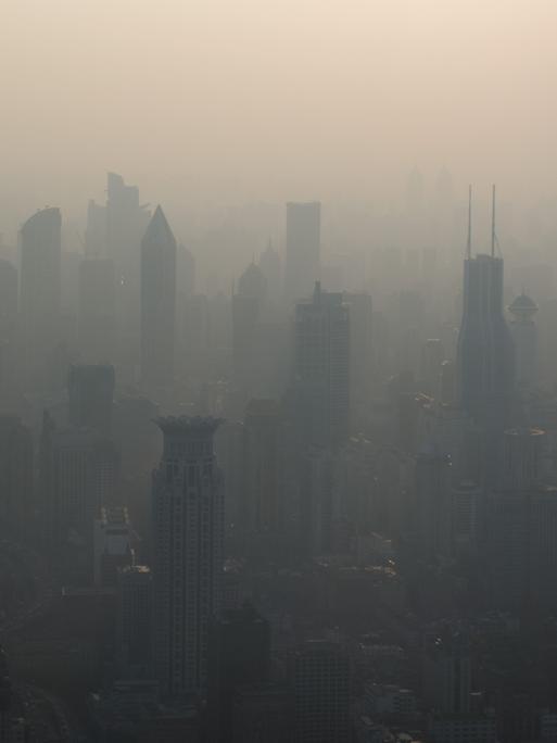 Die Wolkenkratzer von Shanghai verschwinden beinahe im Dunst der Luftverschmutzung.