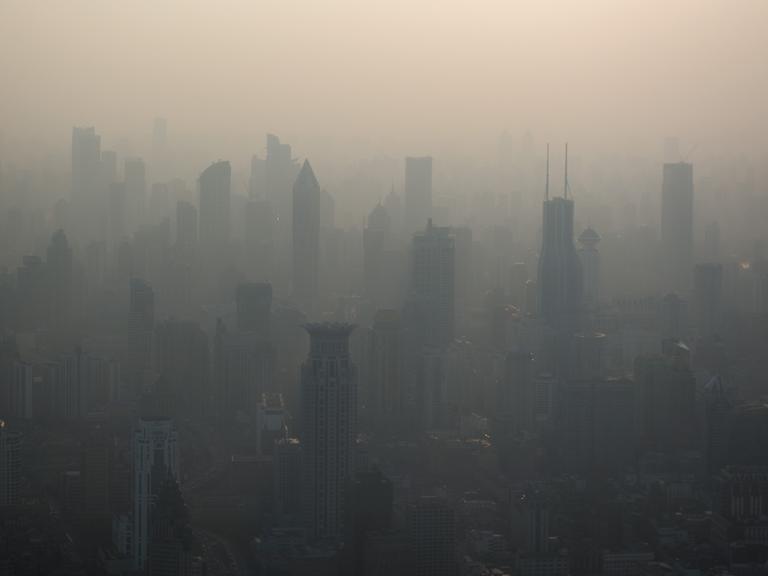 Die Wolkenkratzer von Shanghai verschwinden beinahe im Dunst der Luftverschmutzung.