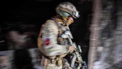Ein russischer Soldat patrouilliert im Theater von Mariupol.