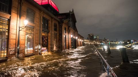 Der Fischmarkt mit der Fischauktionshalle ist am Morgen während einer Sturmflut beim Hochwasser der Elbe überschwemmt.