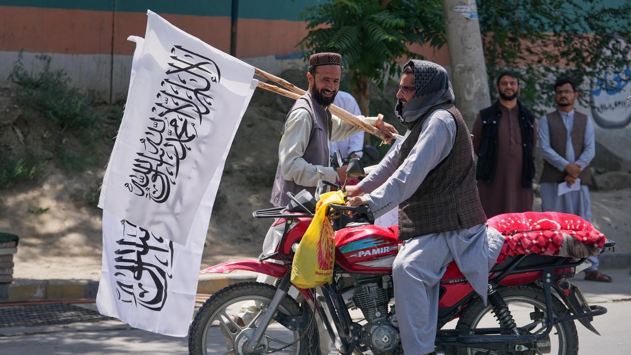 Ein Mann bietet Taliban-Flaggen zum Verkauf in Kabul an.  