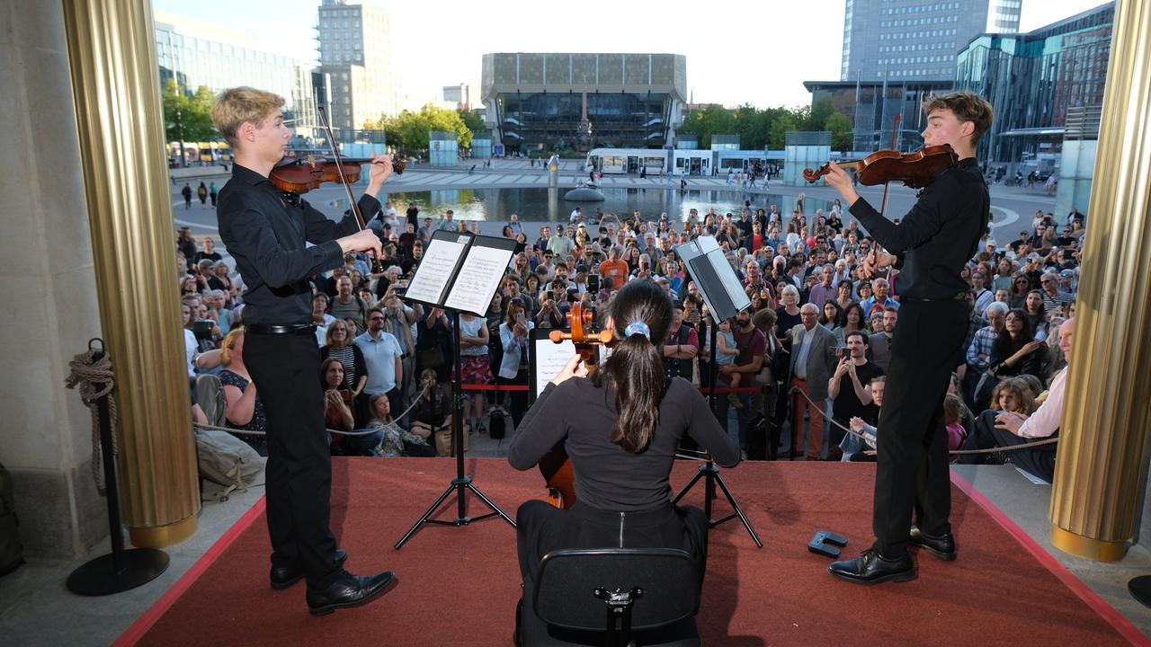 Absolventen der Musikschule Johann-Sebastian-Bach spielen vor der Oper ein bislang unbekanntes Werk von Mozart. 