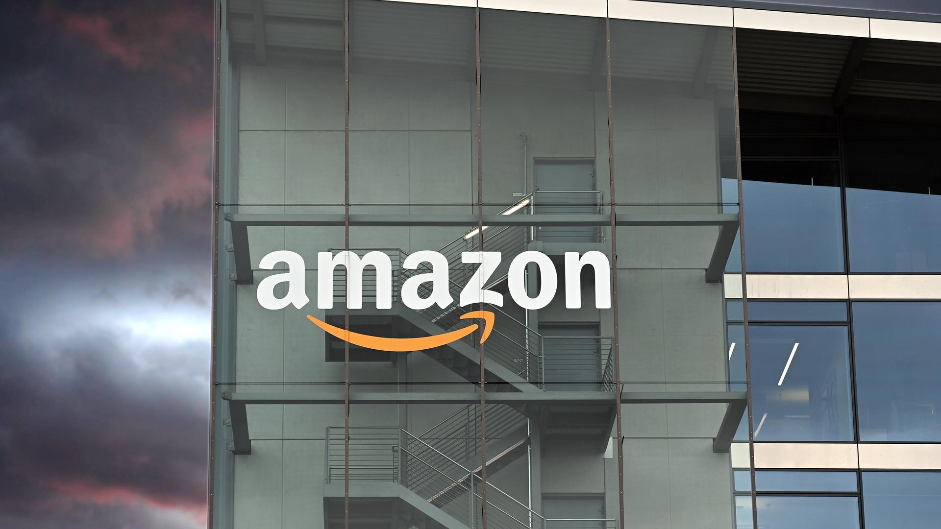 Die Fassade der Amazon Deutschland Zentrale in München mit dem Firmen-Logo.