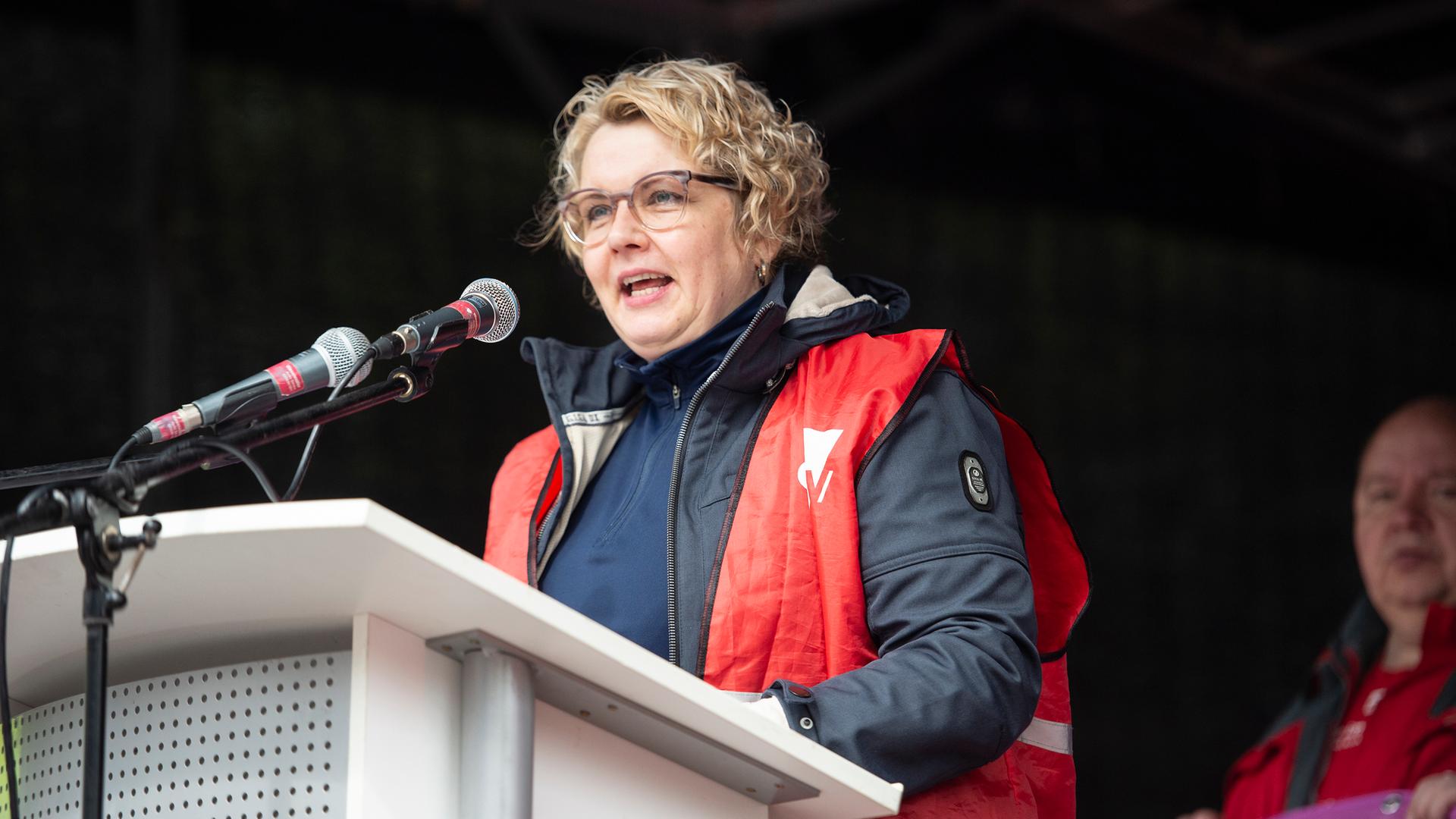 Die Bundesvorsitzende der Gewerkschaft Erziehung und Wissenschaft, Maike Finnern, steht auf einer Bühne und spricht.