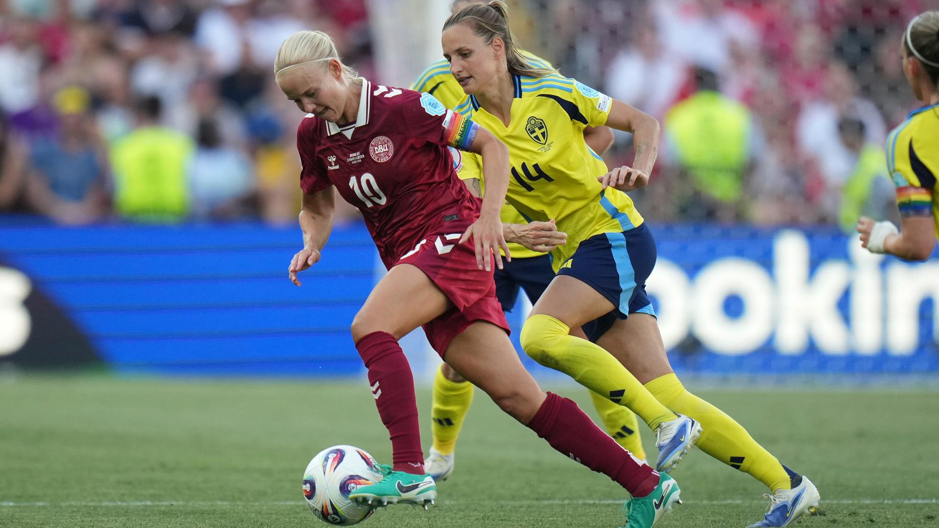 Dänemarks Fußball-Nationalspielerin Pernille Harder kämpft mit Schwedens Nathalie Bjorn bei der Europameisterschaft in der Schweiz um den Ball. 