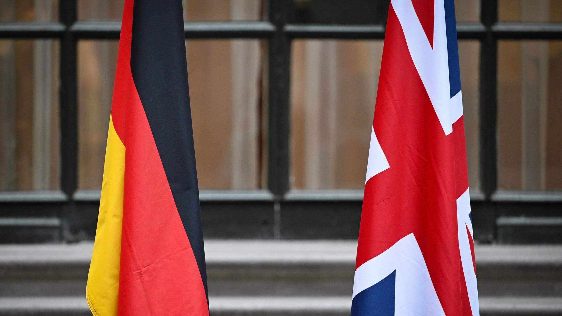 Die Landesflaggen von Großbritannien und Deutschland stehen nebeneinander.