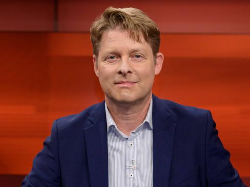 Guido Steinberg, Nahost-Experte und Islamwissenschaftler, sitzt in einem Fernsehstudio 2023.