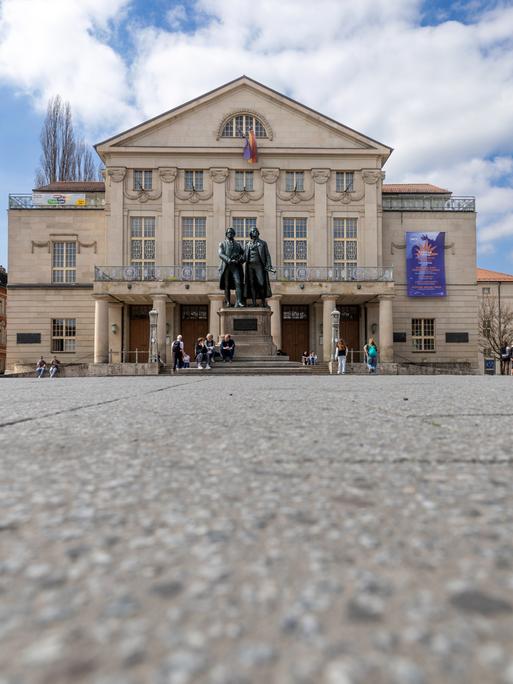 Deutsches Nationaltheater Weimar mit dem Goethe-Schiller-Denkmal