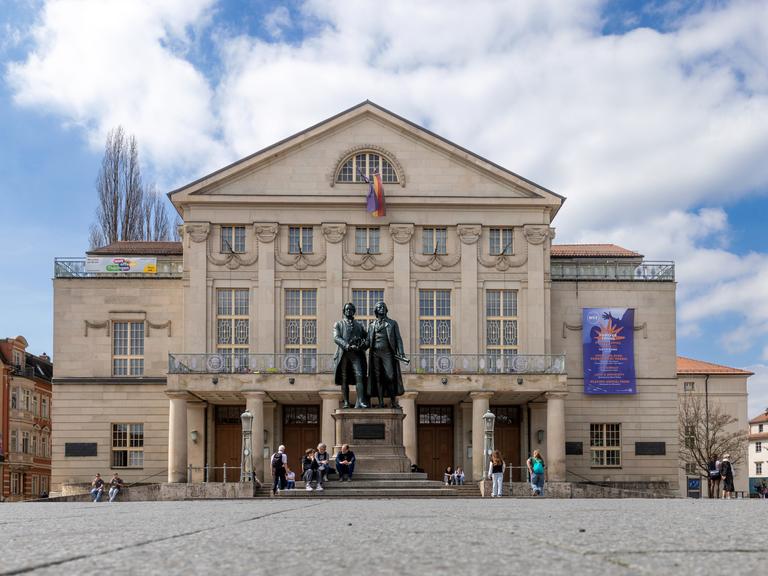 Deutsches Nationaltheater Weimar mit dem Goethe-Schiller-Denkmal