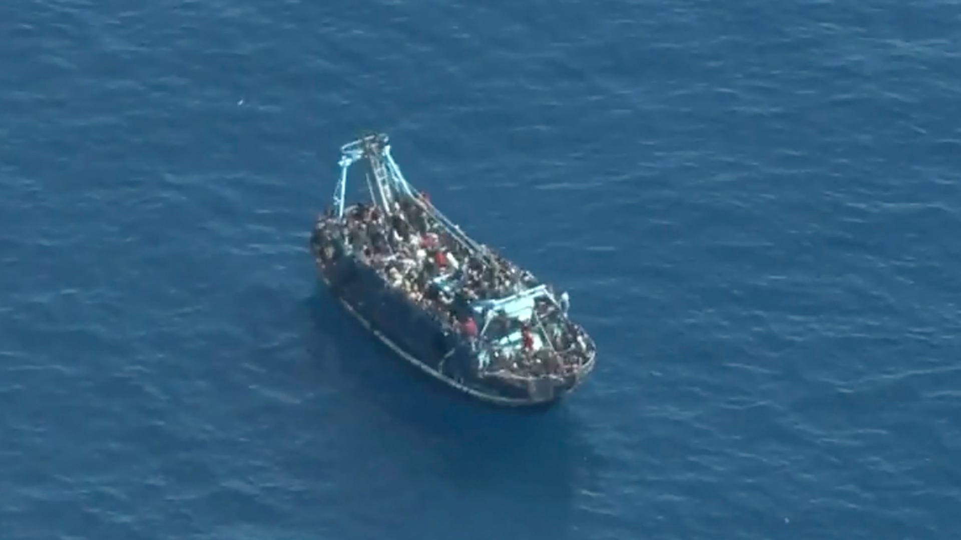 Ein Boot mit rund 400 Menschen an Bord im Mittelmeer.