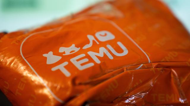 Das Bild zeigt ein orangenes Paket mit der Aufschrift "Temu". (Photo by Nikos Pekiaridis/NurPhoto)