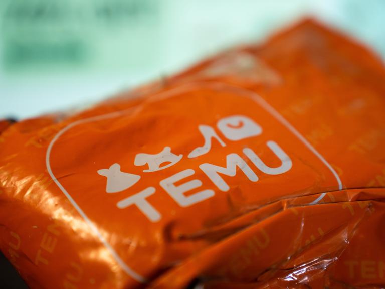 Das Bild zeigt ein orangenes Paket mit der Aufschrift "Temu". (Photo by Nikos Pekiaridis/NurPhoto)