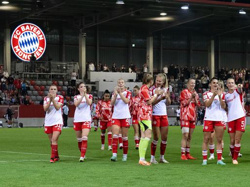 Die Bayernspielerinnen nach dem Sieg auf dem Weg zu den Fans. 