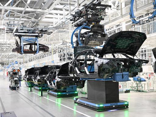 In einer Fabrik in Sindelfingen werden Karosserien für Mercedes-Benz-Fahrzeuge automatisiert transportiert. In einer Fabrik in Sindelfingen werden Karosserien für Mercedes-Benz-Fahrzeuge automatisiert transportiert.