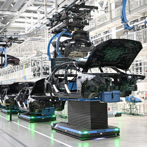 In einer Fabrik in Sindelfingen werden Karosserien für Mercedes-Benz-Fahrzeuge automatisiert transportiert.