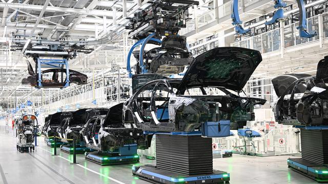 In einer Fabrik in Sindelfingen werden Karosserien für Mercedes-Benz-Fahrzeuge automatisiert transportiert.