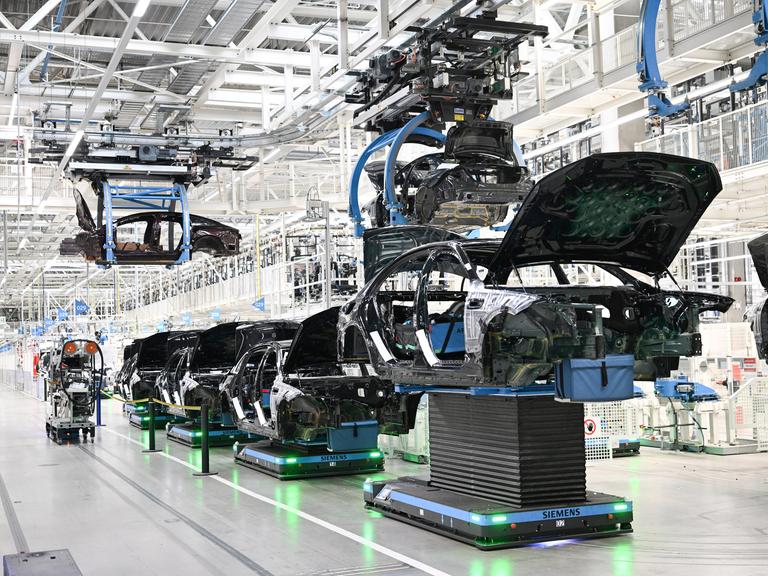 In einer Fabrik in Sindelfingen werden Karosserien für Mercedes-Benz-Fahrzeuge automatisiert transportiert.