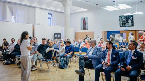 Teilnehmer des Stadtgesprächs City-Nord in Essen sitzen bei einer Diskussionsveranstaltung in einem Saal. Teilnehmer des Stadtgesprächs City-Nord in Essen sitzen bei einer Diskussionsveranstaltung in einem Saal.