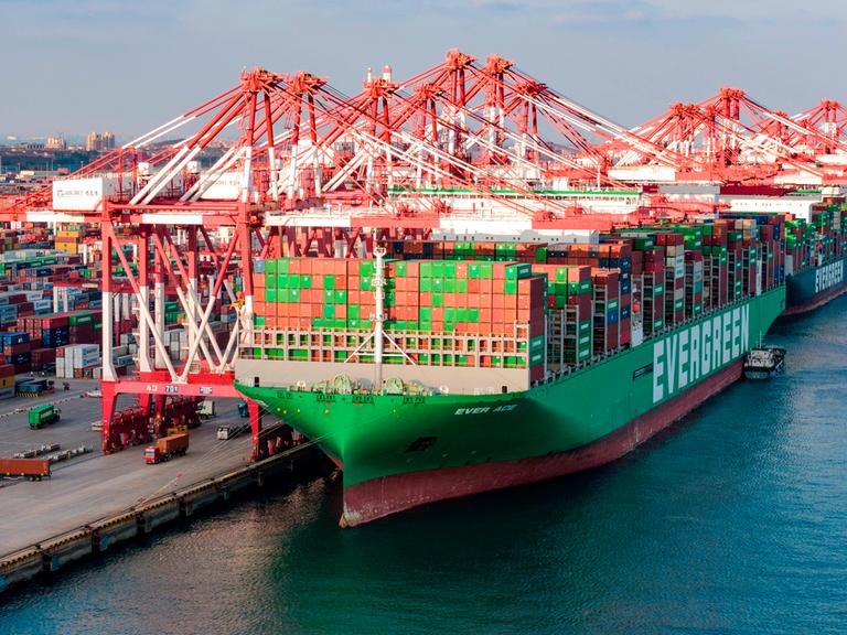 Ein Superklasse-Containerschiff entlädt Container am Qianwan-Containerterminal des Hafens von Qingdao in der Provinz Shandong.