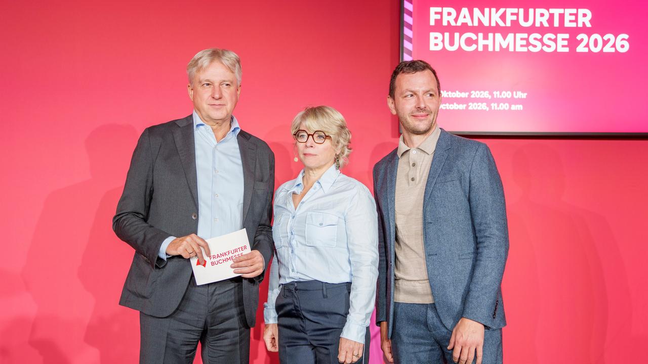 Juergen Boos (l-r), Direktor der Frankfurter Buchmesse, Jill Lepore, amerikanische Historikerin und Autorin, und Sebastian Guggolz, Vorsteher des Börsenvereins des Deutschen Buchhandels, stehen bei der Eröffnungspressekonferenz zur Frankfurter Buchmesse 2026 zusammen.