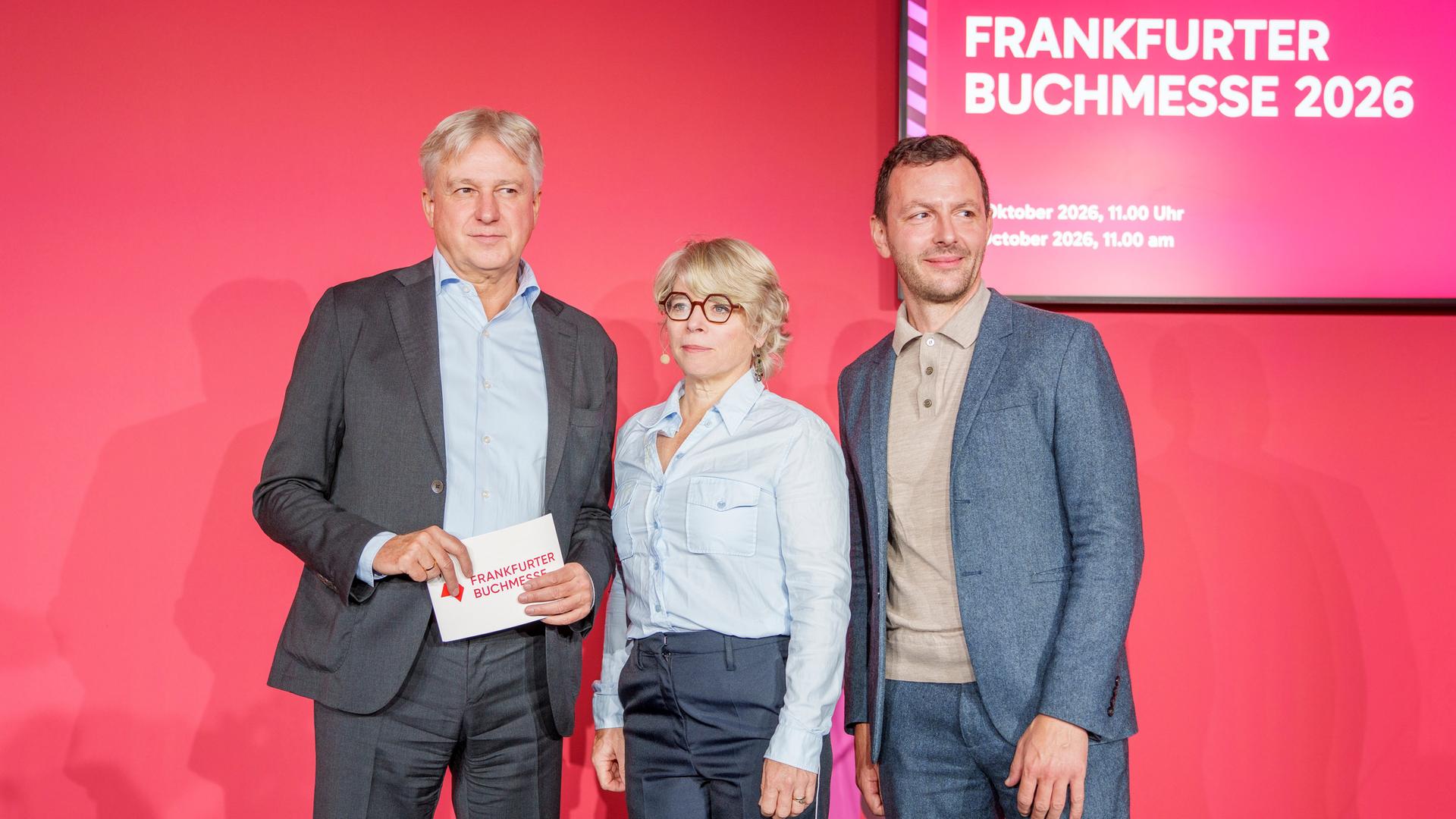 Juergen Boos (l-r), Direktor der Frankfurter Buchmesse, Jill Lepore, amerikanische Historikerin und Autorin, und Sebastian Guggolz, Vorsteher des Börsenvereins des Deutschen Buchhandels, stehen bei der Eröffnungspressekonferenz zur Frankfurter Buchmesse 2026 zusammen.