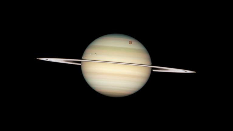 Saturn strahlt so hell wie sonst nie in diesem Jahr