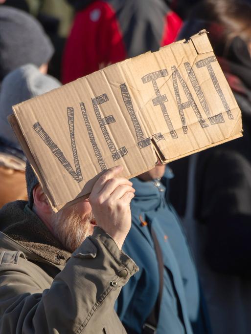 Ein Mann hält ein Pappschild hoch, auf dem "Vielfalt" steht. Tausende Teilnehmer beteiligen sich bei einer Großdemonstration gegen Rechtsextremismus Anfang 2024 in Erfurt. Die Kundgebung auf dem Erfurter Domplatz stand unter dem Motto "Nie wieder ist jetzt". 