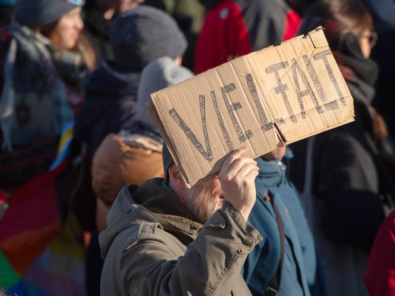 Ein Mann hält ein Pappschild hoch, auf dem "Vielfalt" steht. Tausende Teilnehmer beteiligen sich bei einer Großdemonstration gegen Rechtsextremismus Anfang 2024 in Erfurt. Die Kundgebung auf dem Erfurter Domplatz stand unter dem Motto "Nie wieder ist jetzt". 