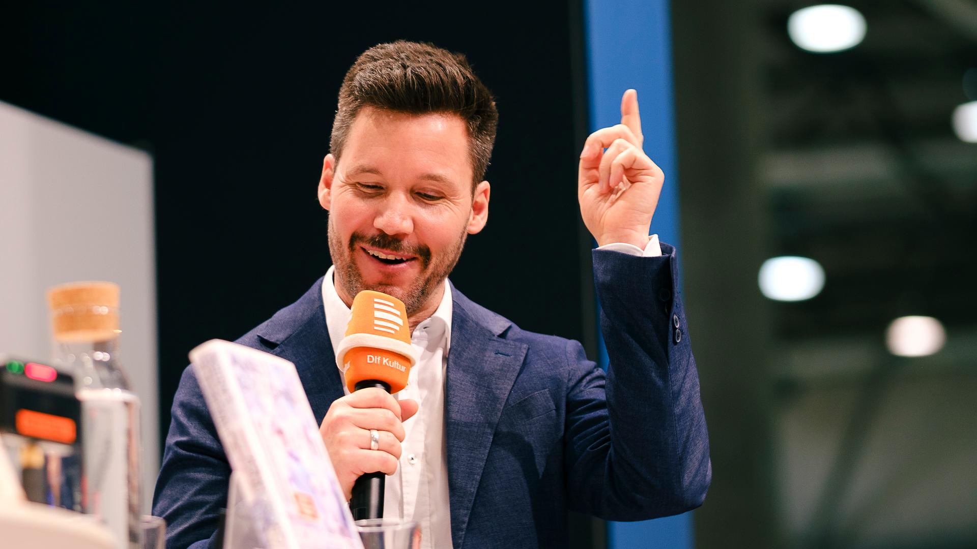 "Bücherfrühling" live auf der Bühne von Deutschlandfunk und Deutschlandfunk Kultur auf der Leipziger Buchmesse 2025