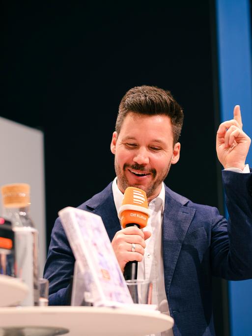 "Bücherfrühling" live auf der Bühne von Deutschlandfunk und Deutschlandfunk Kultur auf der Leipziger Buchmesse 2025