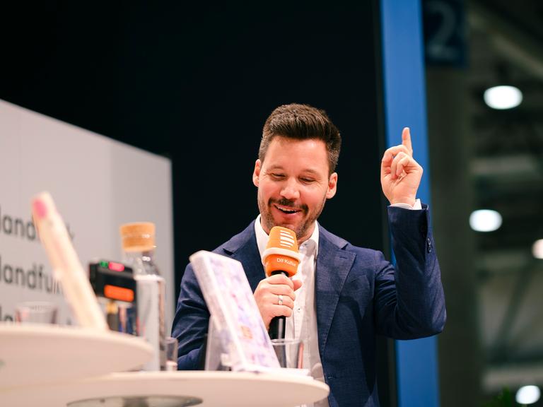 "Bücherfrühling" live auf der Bühne von Deutschlandfunk und Deutschlandfunk Kultur auf der Leipziger Buchmesse 2025