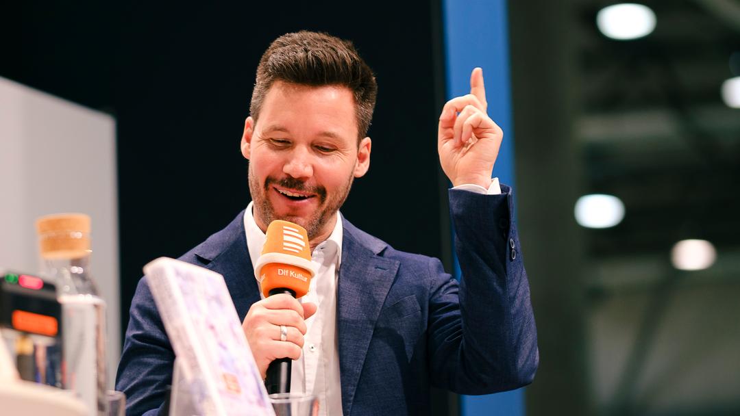 "Bücherfrühling" live auf der Bühne von Deutschlandfunk und Deutschlandfunk Kultur auf der Leipziger Buchmesse 2025