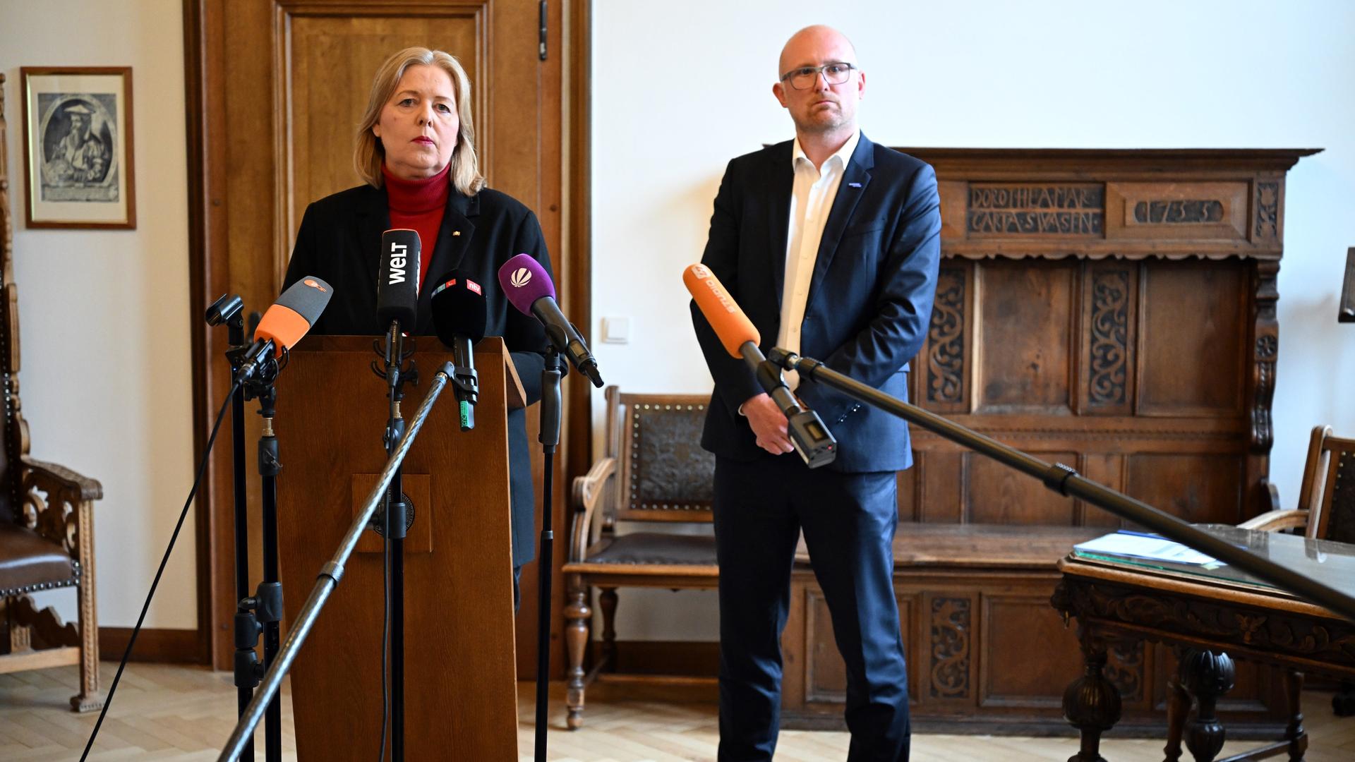 Duisburg: Bärbel Bas (SPD), Bundesministerin für Arbeit und Soziales, beantwortet während einer Pressekonferenz die Fragen, im Hintergrund hört Sören Link (SPD), Oberbürgermeister von Duisburg, zu.