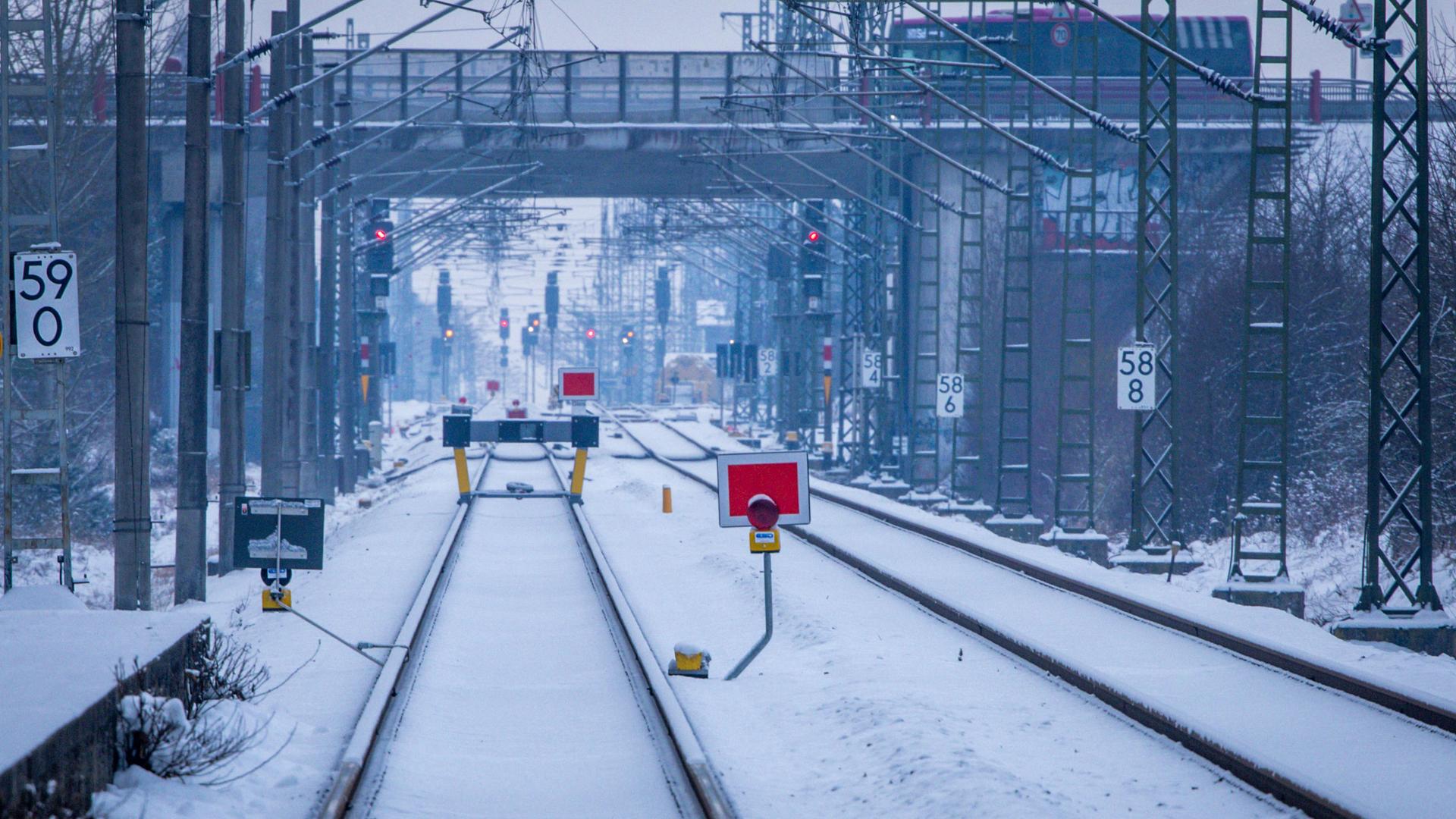 Bild von der Bau-Stelle an der Strecke. Schienen liegen im Schnee.
