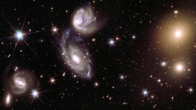 Ein Blick ins Weltall zeigt viele Galaxien