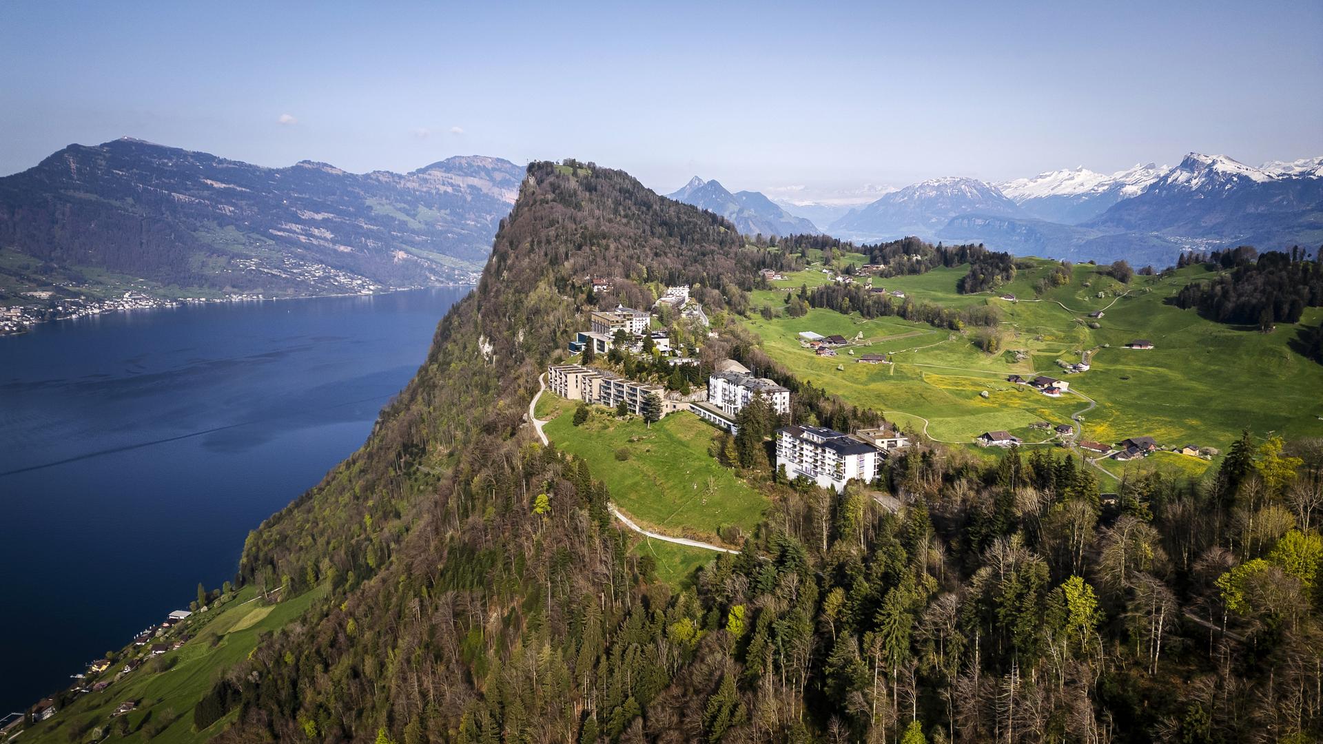 Der Berg Bürgenstock mit den Bügenstock Resort in der Schweiz in einer Luftaufnahme.