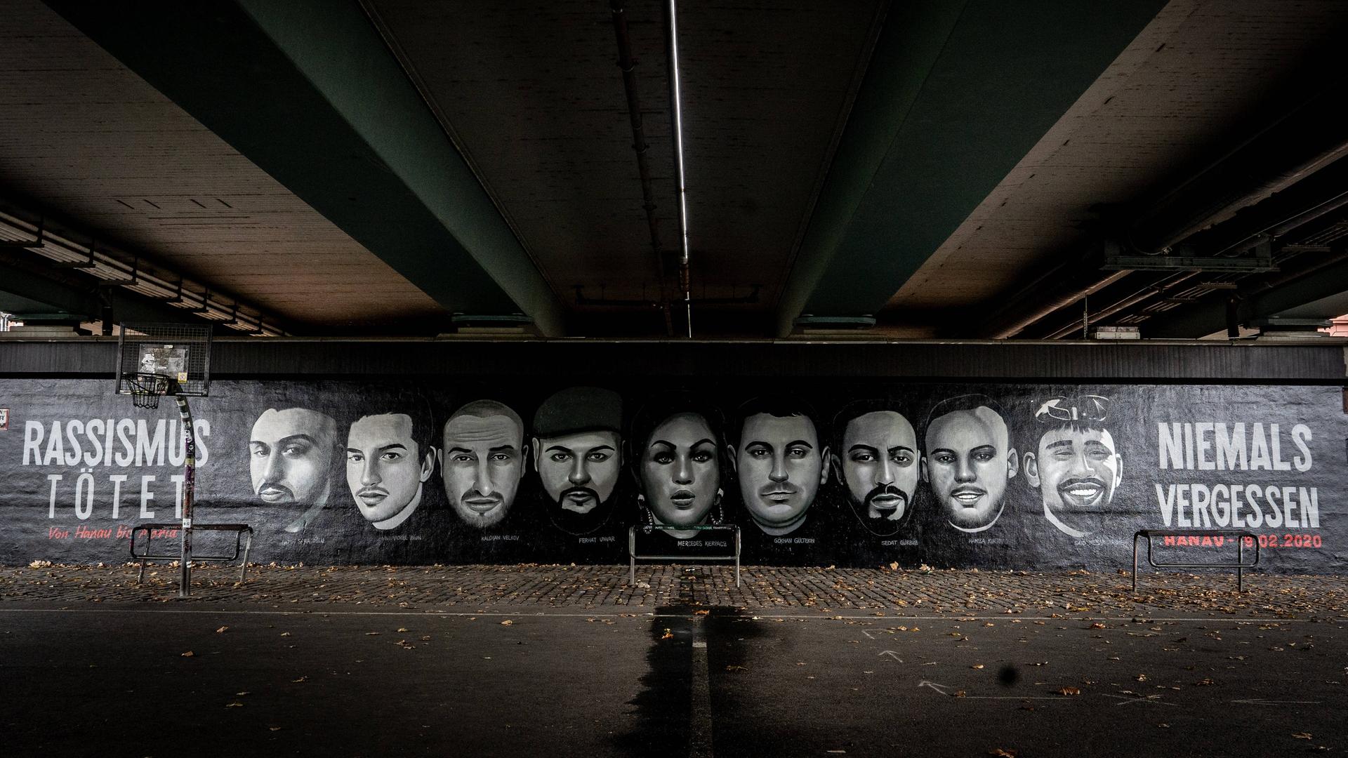 Ein Graffiti unter einer Brücke zeigt die Gesichter der Opfer des Anschlags von Hanau.