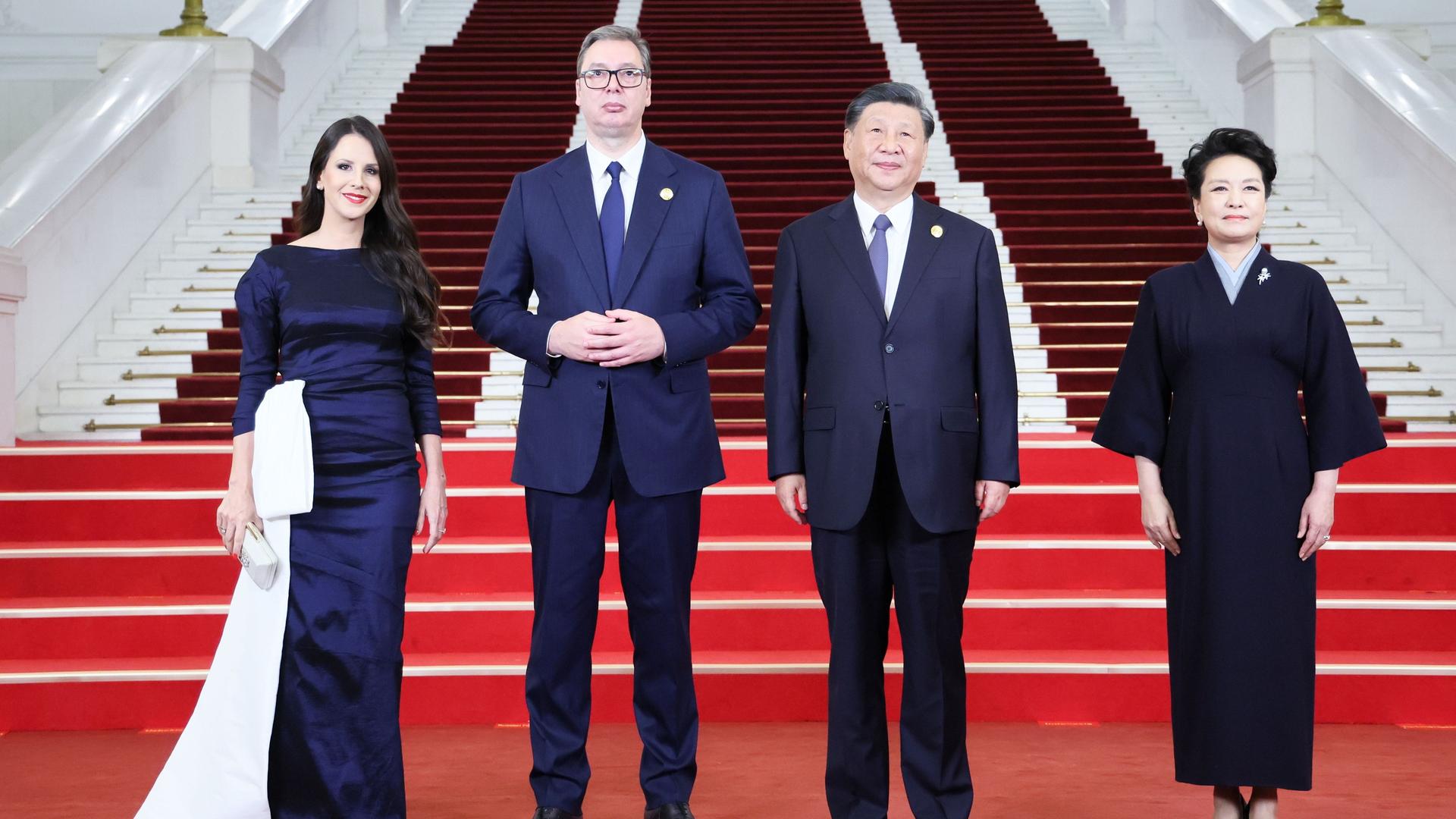 China: Serbiens Präsident Aleksandar Vucic (2 von links), und seine Frau Tamara, links, Chinas Präsident Xi Jinping (2 von rechts ) und seine Frau Peng Liyuan, rechts China: Serbiens Präsident Aleksandar Vucic (2 von links), und seine Frau Tamara, links, Chinas Präsident Xi Jinping (2 von rechts ) und seine Frau Peng Liyuan, rechts